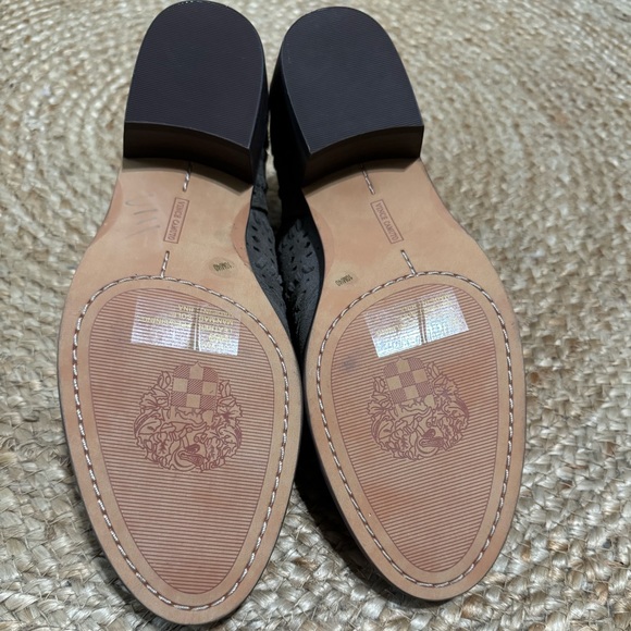 NWOT VINCE CAMUTO PRASATA SUEDE ANKLE BOOTS PERFORATED LEATHER BACK ZIP SZ 10 - Picture 4 of 9